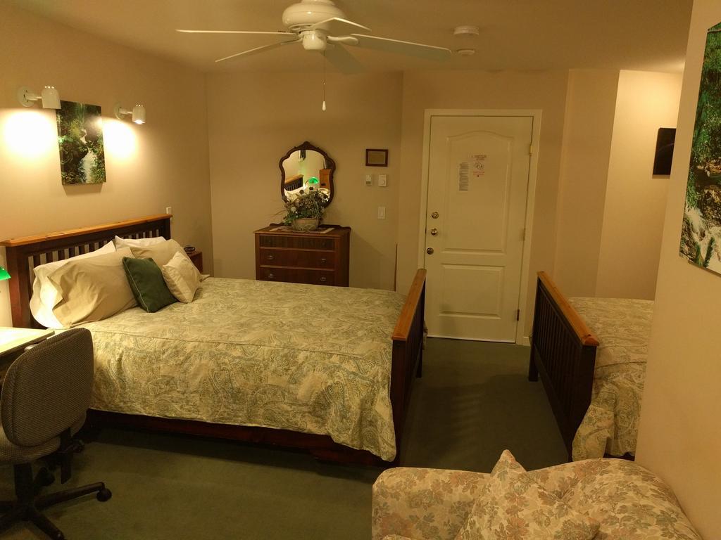 Cedar Wood Lodge Bed & Breakfast Inn Port Alberni Exterior foto