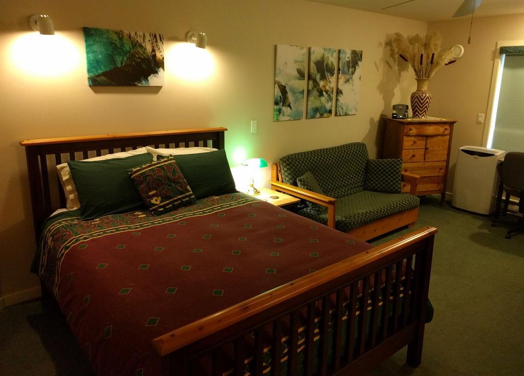 Cedar Wood Lodge Bed & Breakfast Inn Port Alberni Exterior foto