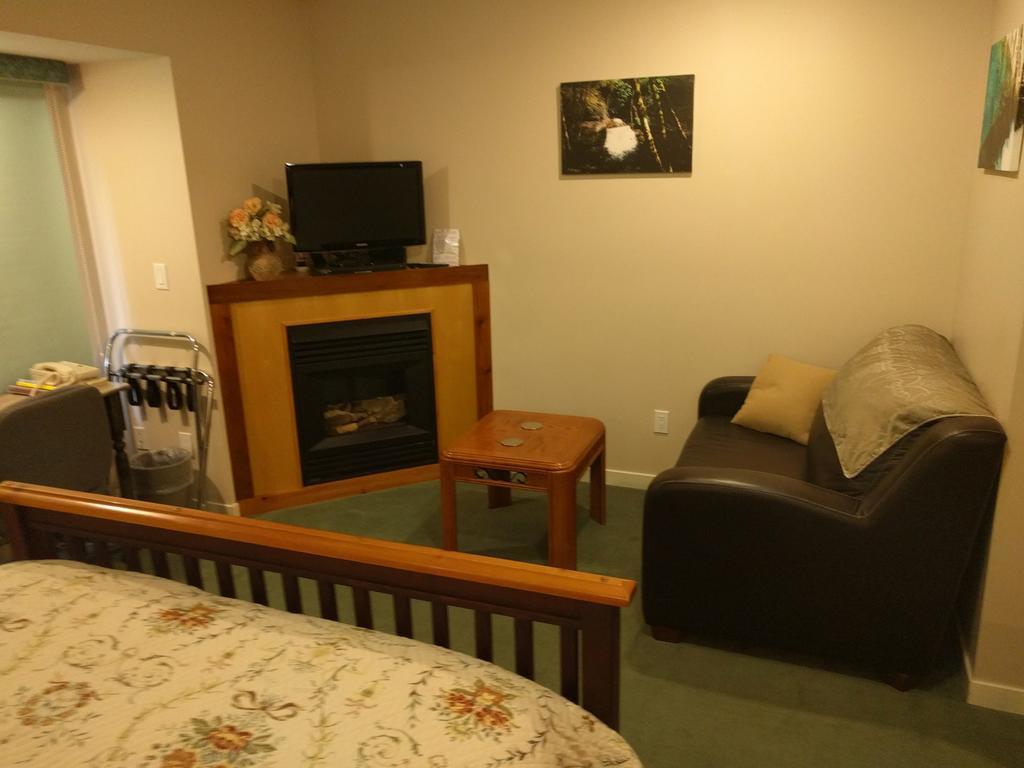 Cedar Wood Lodge Bed & Breakfast Inn Port Alberni Exterior foto